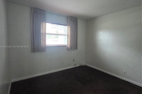 Villa ou maison à vendre à Lauderhill, Floride: 4 chambres, 160.16 m2 № 1990147 - photo 4