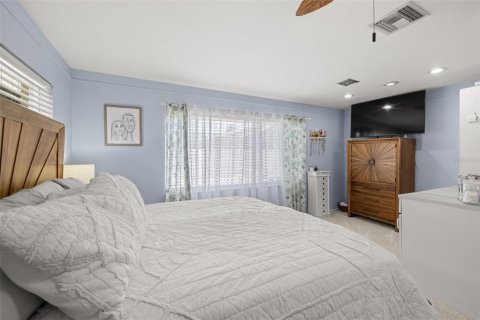 House in Largo, Florida 2 bedrooms, 122.54 sq.m. № 1854571 - photo 20