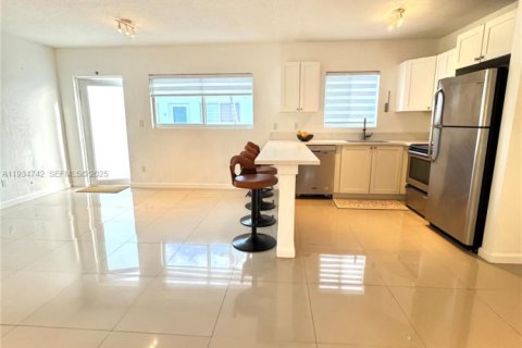 Apartamento en alquiler en Miami Beach, Florida, 1 dormitorio, 1357.67 m2 № 1992935 - foto 8
