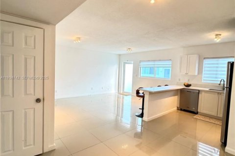 Apartamento en alquiler en Miami Beach, Florida, 1 dormitorio, 1357.67 m2 № 1992935 - foto 7