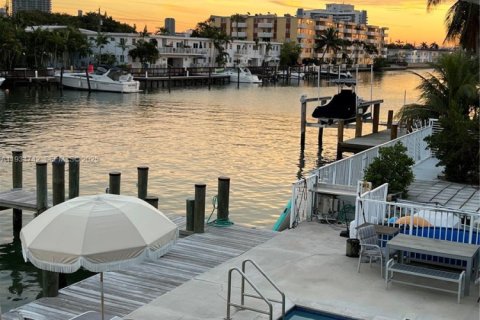 Apartamento en alquiler en Miami Beach, Florida, 1 dormitorio, 1357.67 m2 № 1992935 - foto 1