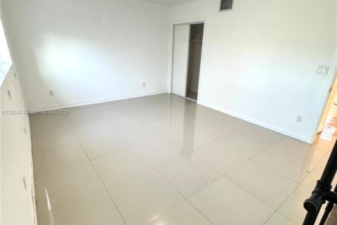 Apartamento en alquiler en Miami Beach, Florida, 1 dormitorio, 1357.67 m2 № 1992935 - foto 14