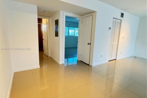 Apartamento en alquiler en Miami Beach, Florida, 1 dormitorio, 1357.67 m2 № 1992935 - foto 13