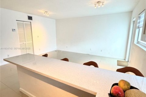 Apartamento en alquiler en Miami Beach, Florida, 1 dormitorio, 1357.67 m2 № 1992935 - foto 6