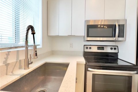 Apartamento en alquiler en Miami Beach, Florida, 1 dormitorio, 1357.67 m2 № 1992935 - foto 3