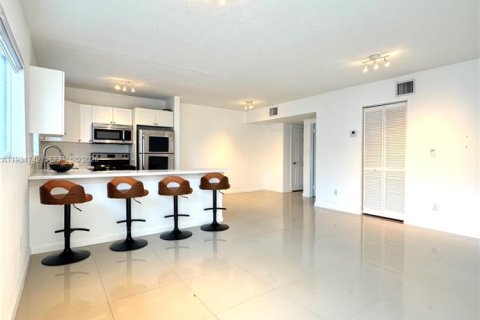 Apartamento en alquiler en Miami Beach, Florida, 1 dormitorio, 1357.67 m2 № 1992935 - foto 17