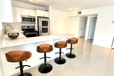 Apartamento en alquiler en Miami Beach, Florida, 1 dormitorio, 1357.67 m2 № 1992935 - foto 5