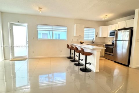 Apartamento en alquiler en Miami Beach, Florida, 1 dormitorio, 1357.67 m2 № 1992935 - foto 11