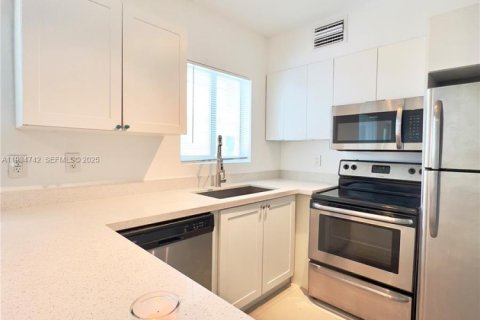 Apartamento en alquiler en Miami Beach, Florida, 1 dormitorio, 1357.67 m2 № 1992935 - foto 2
