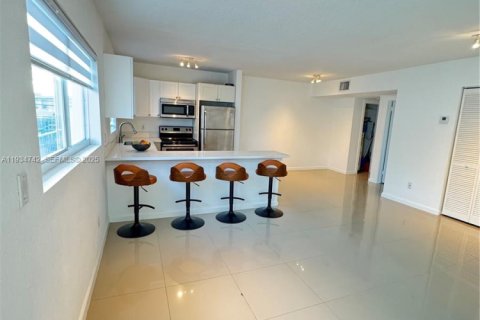 Apartamento en alquiler en Miami Beach, Florida, 1 dormitorio, 1357.67 m2 № 1992935 - foto 10