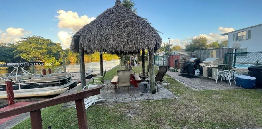 Кондоминиум с 2 спальнями в Дания-Бич, Флорида № 1949856