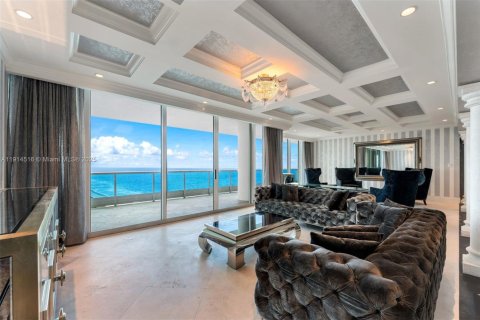 Condo in Miami Beach, Florida, 4 bedrooms № 1970913 - photo 1
