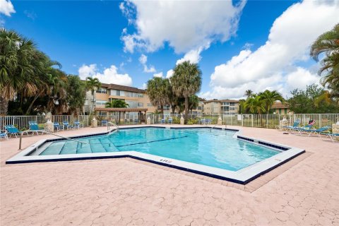 Condominio en venta en Lauderdale Lakes, Florida, 2 dormitorios, 87.7 m2 № 2154018 - foto 3
