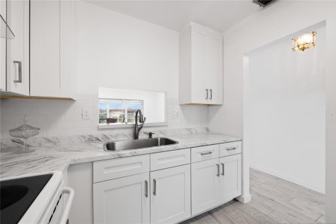 Condominio en venta en Lauderdale Lakes, Florida, 2 dormitorios, 87.7 m2 № 2154018 - foto 2
