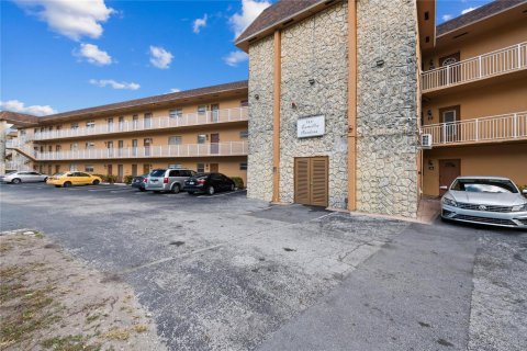 Condominio en venta en Lauderdale Lakes, Florida, 2 dormitorios, 87.7 m2 № 2154018 - foto 21