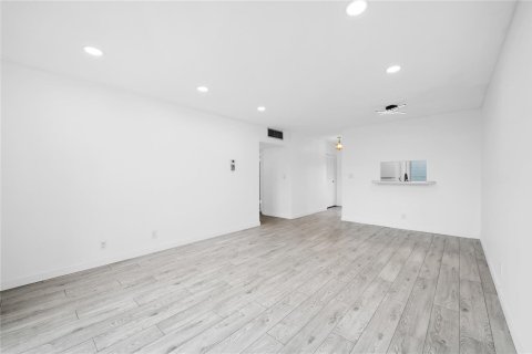 Condominio en venta en Lauderdale Lakes, Florida, 2 dormitorios, 87.7 m2 № 2154018 - foto 15
