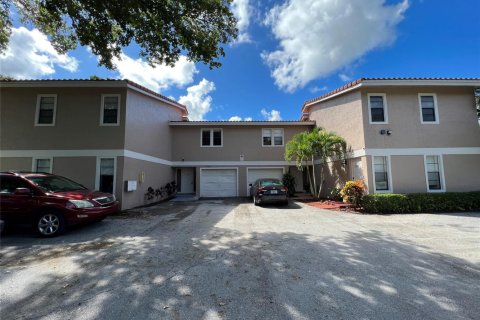 Commercial property in Coral Springs, Florida 631.74 sq.m. № 2267897