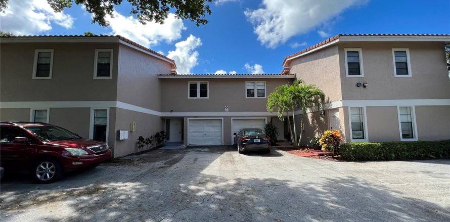 Immobilier commercial à Coral Springs, Floride 631.74 m2 № 2267897