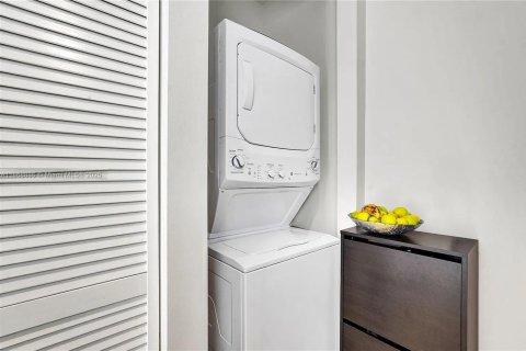 Propiedad comercial en alquiler en Miami, Florida, 60.39 m2 № 1926062 - foto 3