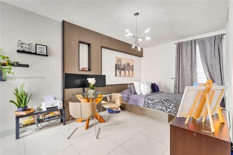 Propiedad comercial en alquiler en Miami, Florida, 60.39 m2 № 1926062 - foto 1