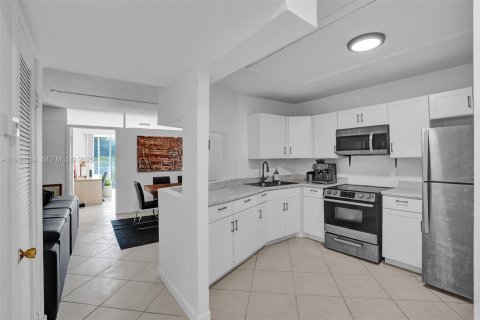 Снять в аренду кондоминиум в Майами, Флорида 2 спальни, 96.25м2, № 1992430 - фото 2