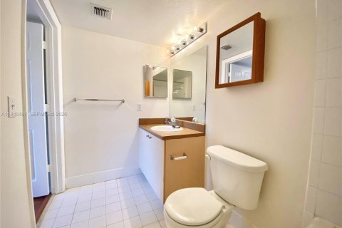 Condo in West Palm Beach, Florida, 2 bedrooms  № 2002790 - photo 15
