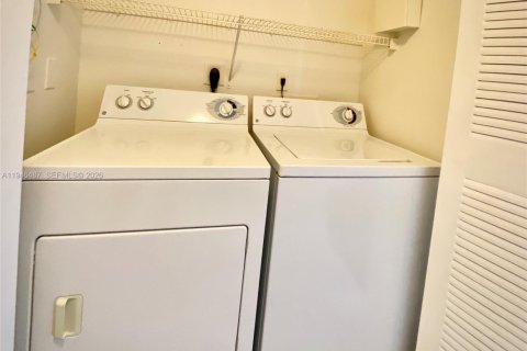 Condo in West Palm Beach, Florida, 2 bedrooms  № 2002790 - photo 8