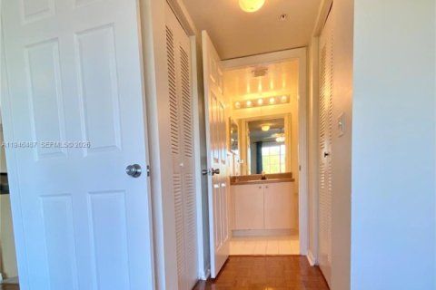 Condo in West Palm Beach, Florida, 2 bedrooms  № 2002790 - photo 14