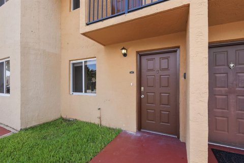 Condo in Miami, Florida, 2 bedrooms  № 2262467 - photo 2
