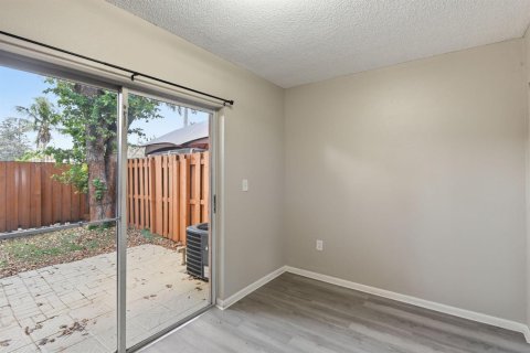 Condo in Miami, Florida, 2 bedrooms  № 2262467 - photo 13