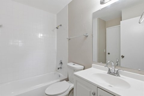Condo in Miami, Florida, 2 bedrooms  № 2262467 - photo 19