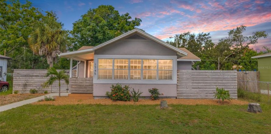 House in Saint Petersburg, Florida 2 bedrooms, 89.28 sq.m. № 1873355