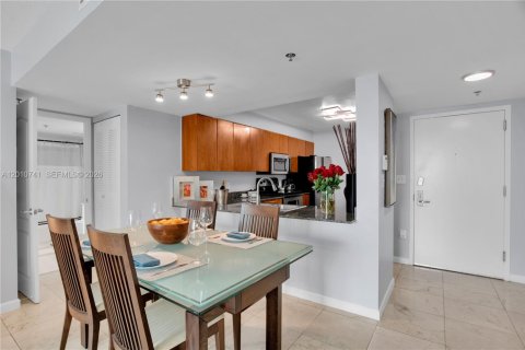 Condominio en alquiler en Miami, Florida, 2 dormitorios, 95.69 m2 № 2154407 - foto 9