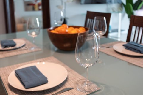 Condominio en alquiler en Miami, Florida, 2 dormitorios, 95.69 m2 № 2154407 - foto 15