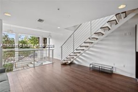 Townhouse in Miami Beach, Florida 2 bedrooms, 104.79 sq.m. № 2154791 - photo 1
