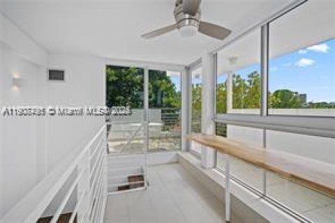 Townhouse in Miami Beach, Florida 2 bedrooms, 104.79 sq.m. № 2154791 - photo 12