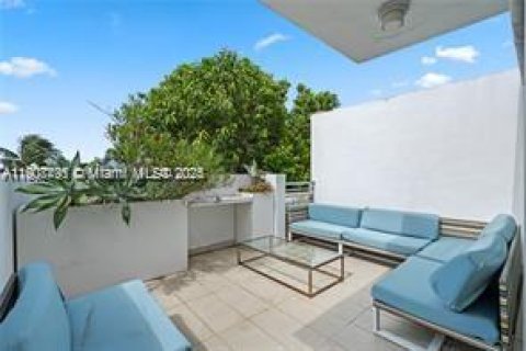Townhouse in Miami Beach, Florida 2 bedrooms, 104.79 sq.m. № 2154791 - photo 10