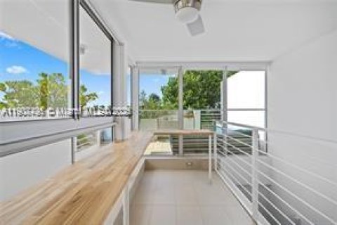 Townhouse in Miami Beach, Florida 2 bedrooms, 104.79 sq.m. № 2154791 - photo 25