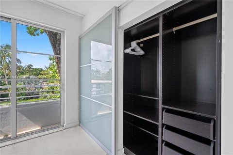 Townhouse in Miami Beach, Florida 2 bedrooms, 104.79 sq.m. № 2154791 - photo 17