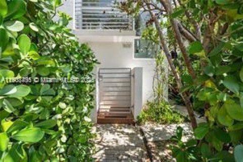 Townhouse in Miami Beach, Florida 2 bedrooms, 104.79 sq.m. № 2154791 - photo 2