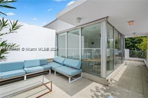 Townhouse in Miami Beach, Florida 2 bedrooms, 104.79 sq.m. № 2154791 - photo 5