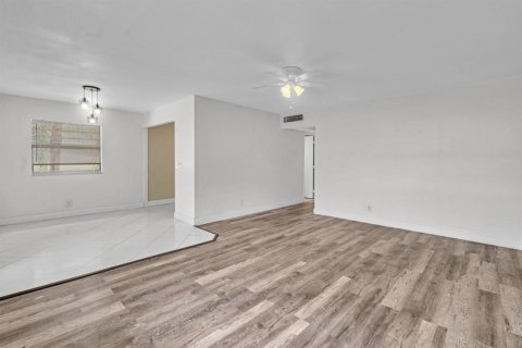 Condo in Delray Beach, Florida, 2 bedrooms  № 2082594 - photo 16