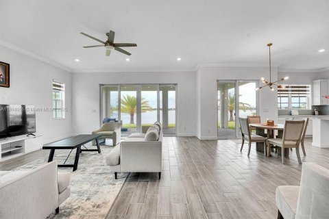 Casa en alquiler en Loxahatchee Groves, Florida, 5 dormitorios, 368.17 m2 № 1947464 - foto 2