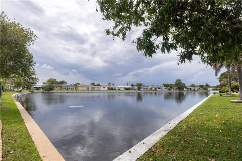 Casa en venta en Tamarac, Florida, 2 dormitorios, 100.52 m2 № 2031540 - foto 12