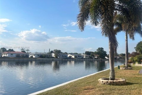 House in Tamarac, Florida 2 bedrooms, 100.52 sq.m. № 2031540