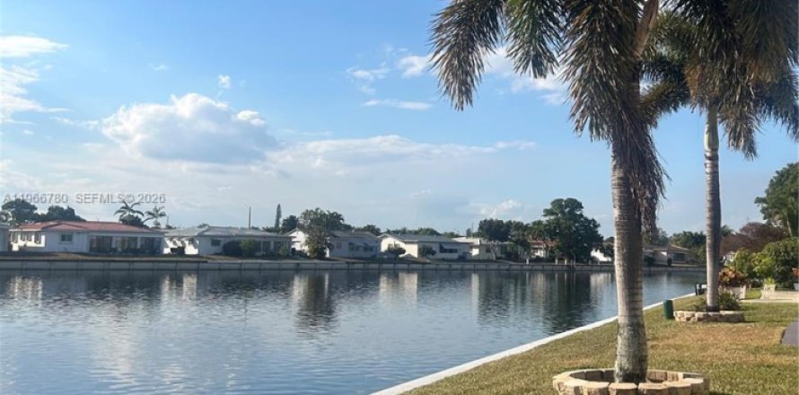 Casa en Tamarac, Florida 2 dormitorios, 100.52 m2 № 2031540