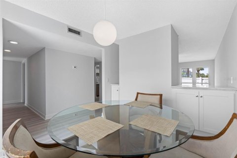 Condo in Indian Rocks Beach, Florida, 2 bedrooms  № 2151045 - photo 15