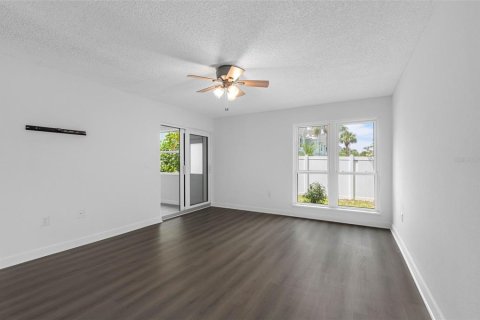 Condo in Indian Rocks Beach, Florida, 2 bedrooms  № 2151045 - photo 21
