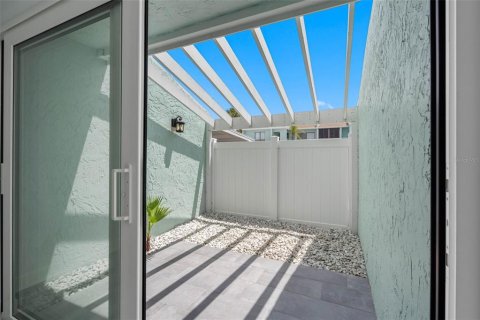 Condo in Indian Rocks Beach, Florida, 2 bedrooms  № 2151045 - photo 13