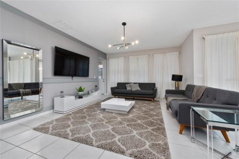 Casa en venta en Kissimmee, Florida, 7 dormitorios, 381.46 m2 № 1624946 - foto 12